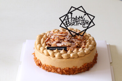 祝自己生日快乐
蛋糕给自己做了马斯寇特，在蓝带学的第一款大蛋糕，样子简单但味道一点不简单。 ​​​