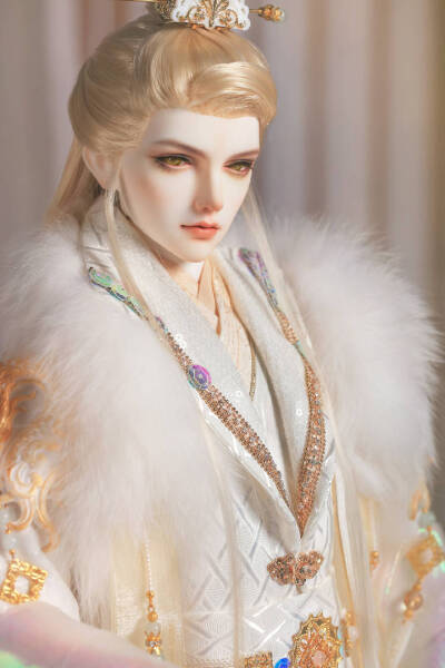 #龙魂# #bjd# #白帝#
西方白龙，其名白帝，居于九重霄汉之宫阙，为西海龙族之祖。
白帝历洪荒，统西海，登帝陛，守疆宇，心怀子民，泽应民求。图源微博:龙魂人形社