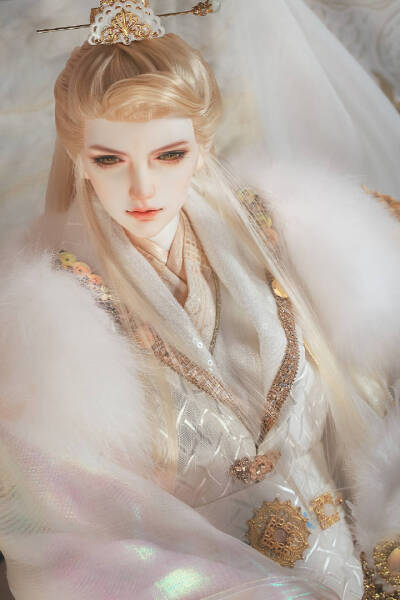 #龙魂# #bjd# #白帝#
西方白龙，其名白帝，居于九重霄汉之宫阙，为西海龙族之祖。
白帝历洪荒，统西海，登帝陛，守疆宇，心怀子民，泽应民求。图源微博:龙魂人形社