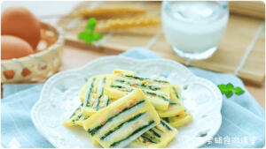 山药鸡蛋糕
月龄：11m+
食材：菠菜叶、面粉、山药、鸡蛋、鲜虾
步骤：1-菠菜叶焯水切碎，鲜虾去壳去尾去虾线，焯熟，剁碎
2-铁棍山药去皮切斜片。
3-取一个空碗，鸡蛋打散加入10克中筋面粉和15毫升清水，搅拌均匀
4-模具底部铺上硅油纸，放上山药片，菠菜叶碎和熟虾仁碎，在重复铺上一层
5-放好食材后，淋上蛋液
6-放入蒸锅，盖个小盘子，再盖上盖子，大火蒸20分钟。关火后，再焖5分钟
7-倒扣冷却脱模，撕去硅油纸，切成小片