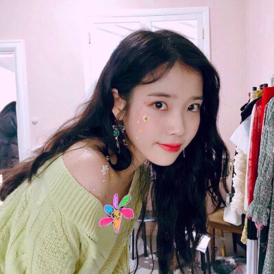 IU 李知恩 衣服上的雏菊瞩目(=´∀｀)