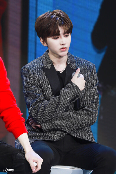 因为太喜欢你了，你的嘴角都可爱到和别的猪不一样
cr:IKUN是乙酸啊