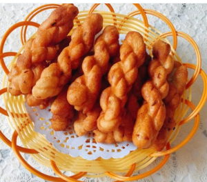 香酥大麻花
用料：普通面粉 100g 糖稀 70g 食用油 30g （酥条面材料）
普通面粉 500g 酵母粉 5g 白糖 70g 牛奶 50g 蜂蜜 20g 鸡蛋 2个
泡打粉 5g 凉水 120g (主面团)
步骤：1 备好所有材料
2 酥条面和成团盖上保鲜膜备用
3 主面团和好，盖上保鲜膜醒发10分钟后备用
4 酥面擀成方片状，切条，切酥条剂子
5 醒发好的主面团下剂子
6 将下好的剂子条和酥条粘贴在一起，搓成长条
7 左右手反着方向搓。
8 搓上劲儿，对折松手，把一头压倒中间下端，两手反方向搓上劲儿
9 摆放刷好油的烤盘，醒发10分钟。10 凉锅倒油，油要多些。烧至放根筷子周边起小泡泡时放入醒好的麻花
11 全程小火炸用筷子不停的翻动，炸至金黄，捞出装盘

