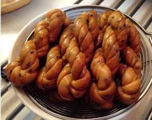 蜜麻花
食用油 20g 牛奶 200g 黄油 20g 黑芝麻 适量 蜂蜜 适量
步骤：1 将配料除黄油外放入面包机，选择揉面模式，揉成面团后加入黄油，再用揉面模式，室温放置半小时，手工揉面至扩展状态
2 分好剂子后，搓出麻花形
3 放油锅中炸至金黄后捞出，控干。蜂蜜用小火熬化后加入适量黑芝麻，把炸好的麻花放入蜂蜜中拌匀，
冷却即可食用
开心麻花
用料：普通面粉 500g 食用油 一汤匙 砂糖 50g 清水 150g 鸡蛋 2个
步骤：1 所有材料准备好
2 将所有材料都放入盆中
3 用手把材料混合均匀
4 开始是面絮状，慢慢就成团了，覆盖保鲜膜松弛40分钟。取出面团，分成两份米，分成两份，面团搓成长条，揪下小剂子30克左右一个 ，搓成长面条，面条再对折，绕紧成为麻花，使劲搓一下，面条对折塞进活套里捏紧
5 静置一会，油锅六成热，麻花慢炸至浮起颜色变黄，炸到两面金黄了，捞出控油

