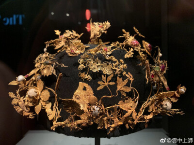 大都会的珠宝展展出了一个收藏的极精巧美丽的明代凤冠，真是巧夺天工。 ​​​​