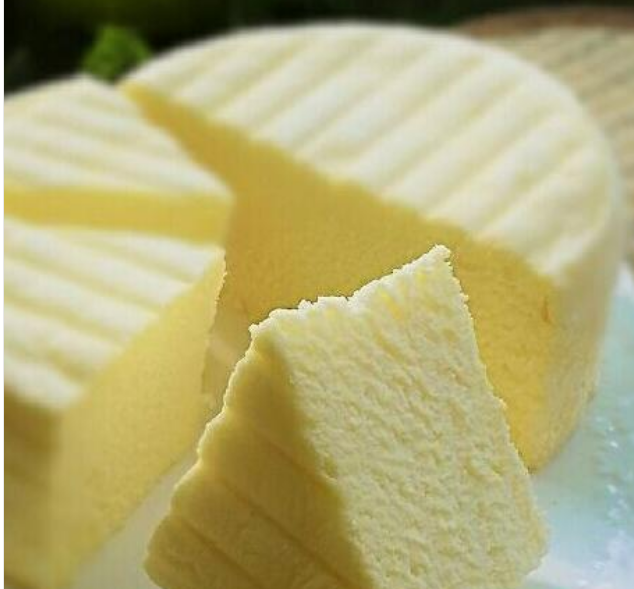 水嫩烫面蒸蛋糕
用料
常温大鸡蛋2个（60克左右/个）；牛奶80-90克；细砂糖45克；盐1克；柠檬汁或白醋几滴；玉米油15克；低筋面粉80克
做法
牛奶加热80度（没有温度计的可以小火煮到牛奶边缘微滚，离火凉一分钟温度也差不多了）加入油快速拌匀加入过筛面粉拌匀，对，这时液体还有些温度，要不怎么说是烫面呢。加入蛋黄拌匀，要快速。蛋清加柠檬汁（主要有助于打发和去除蛋腥味）、盐。细砂糖分3次加入蛋清，打发至9分发，新手最好打到10分发（直立三角），但别打过了。取1/3蛋白跟蛋黄糊拌匀。再倒回余下蛋白霜中翻拌均匀（2点到8点位置，兜底上翻，不要打圈拌）。入模，轻震模具排除较大气泡模具上加保鲜膜或倒扣一个碟（防止水蒸气低落蛋糕表面），煮开水后上屉。（我的蒸锅下部水汽太重，所以垫了块毛巾，可忽略）。中小火50分钟，对，中小火！到时间直接开盖，端出立刻撕去保鲜模，震下模具，排一下热气迅速倒扣放凉脱模即可松软膨发，口感绵润。特别适合老人、宝宝。营养健康，不上火。稍加装饰同样也高大上哦抹茶奶醍酱，超级百搭，装饰到蒸蛋糕上，就是一款可以热吃的生日蛋糕哦。酱的做法本贴就不详解了。