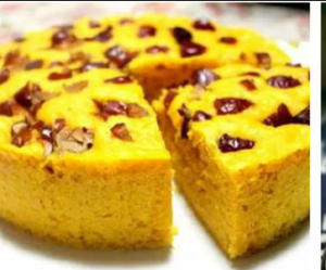 玉米杂粮发糕
食材：玉米面150g，普通面粉300g，酵母粉5g，小苏打少许、白糖/红枣（或葡萄干、蓝莓干等）各适量；
做法：
1.把玉米面、面粉、酵母、白糖，放在一个大碗里，拌匀。
2.将500g左右的温水，慢慢倒入面粉里，边倒入边搅拌成粘稠的糊状（面粉的吸水度不同，根据情况加减水量）。
3.之后盖上盖子或保鲜膜，放暖和点的地方发酵。当面糊表面有均匀的气泡、体积增大有原来的两倍左右时，面就发好了。
4.将发好的面糊，加入少许的小苏打搅拌一下。
5.电饭锅擦干，内壁刷一层油，把面糊倒入电饭锅里，轻轻的晃动几下，在面糊的上面放上喜欢的红枣或葡萄干、蓝莓干等，静置发酵10分钟左右，再按下煮饭键。当煮饭键跳起后，保温10分钟左右即可。
6.把电饭锅取出，倒扣在案子上，发糕自行脱落，切块装盘食用。

