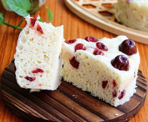 牛奶红枣发糕
食材：牛奶180克、面粉200克、酵母3克、红枣适量；
做法：1.牛奶加热到30度左右，将酵母化开，倒入面粉，加入切碎的红枣，搅拌均匀。
2.找一容器四壁刷好油，将面糊倒入，盖上盖子或保鲜膜发酵至两倍大。
3.放入蒸锅，大火蒸半小时左右。

