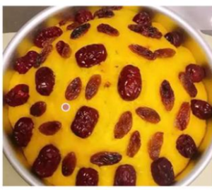 南瓜发糕
食材：南瓜450克、面粉450克、酵母5克、白糖60克、牛奶250毫升；
做法：
1.将南瓜切小块，隔水蒸熟，蒸熟后的南瓜加入糖拌均匀，放温热后加入牛奶、酵母拌均匀，切记一定等南瓜泥温热了再放酵母！如果南瓜泥烫着的时候放酵母，酵母会被烫死，就不会发酵了。
2.加入面粉翻拌均匀，一定翻拌均匀至无干粉，倒入模具里盖上保鲜膜发酵至2倍大！（大概1小时左右）
3.发酵好的面团撒上葡萄干或者红枣、蔓越莓干都可以
4.锅中水烧开，放入南瓜面团上锅，大火蒸5分钟，转中火蒸25分钟，关火后再焖5分钟后取出切块食用。

