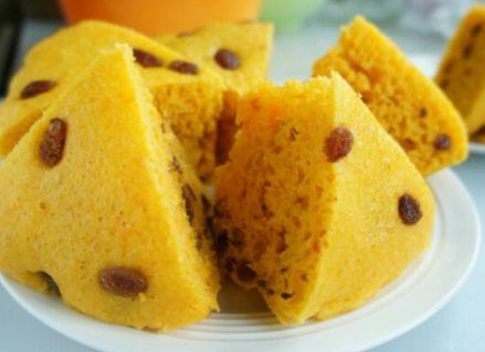 小米面发糕
食材：小米面300g、小麦粉150g、豆腐渣100g、酵母粉适量、黑芝麻适量、白芝麻适量；
做法：
1.酵母用温水化开，和小米面、小麦粉、豆腐渣混合均匀，揉成面团，室温发酵至2倍。
2.醒好的面，揉实，放进蒸锅，撒上黑芝麻、白芝麻 。静置10分钟。 开火蒸20分钟。
