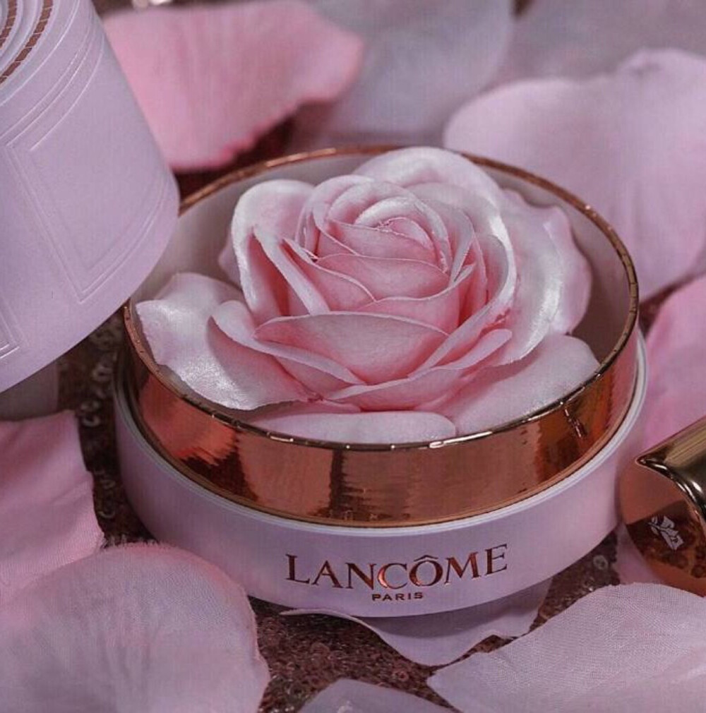 高光 | LANCOME La Rose Poudre，兰蔻圣诞限量玫瑰高光蜜粉盒，BlingBling的盒子里装了一整朵玫瑰花，第一眼会吐槽是塑料假花，实物绝对真香打脸！金玫瑰上手显色是细腻华丽的香槟淡金色，粉玫瑰要低调的多，没有很明显的粉色，是通透温柔的高光粉，叠加腮红色会很灵~