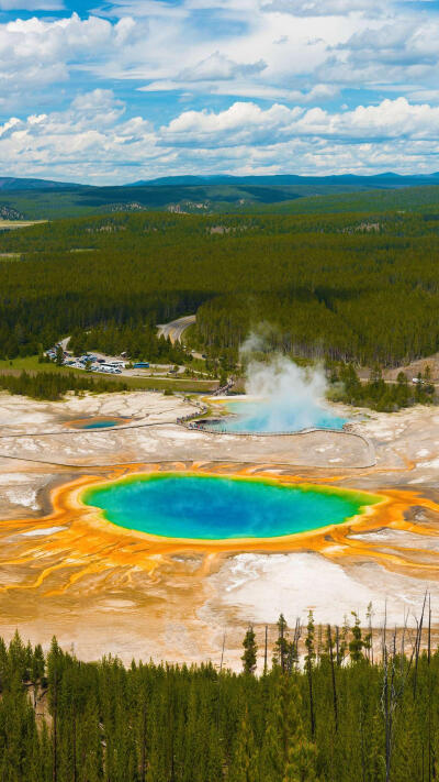 因为火山的存在，让这里拥有大量的热泉、间歇泉，从而构成了黄石公园最让人震撼的部分。