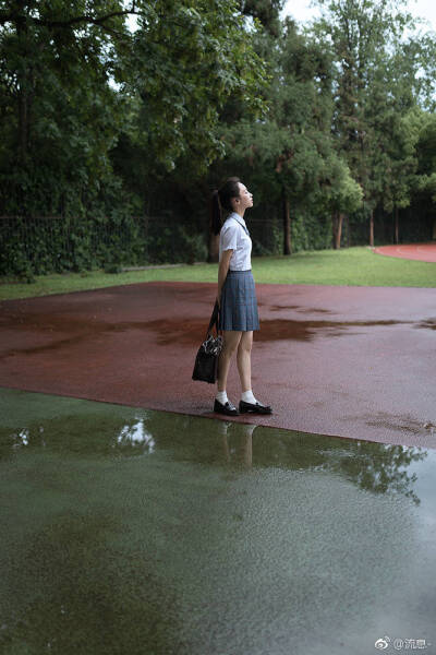 好似一场雨后天
摄 影：@流息-
模 特：@Emma大板牙
人生导师：@邹瑜鹏-J神
#三浦课堂# #微博摄影# #南昌约拍# #九江约拍# 