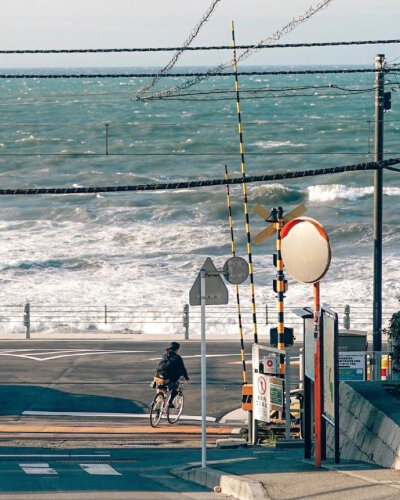 日本镰仓的大海与电车