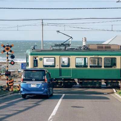 日本镰仓的大海与电车