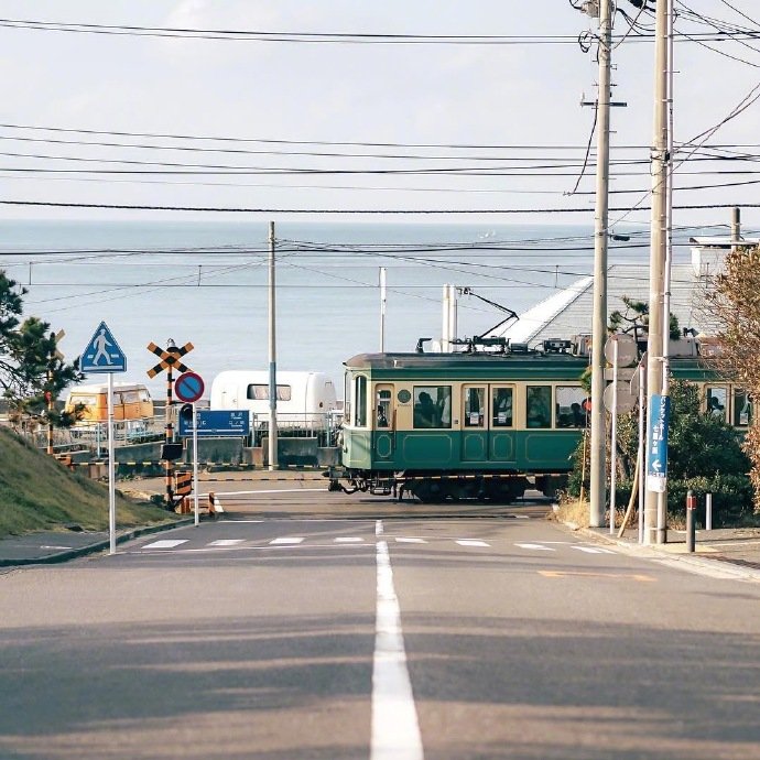 日本镰仓的大海与电车