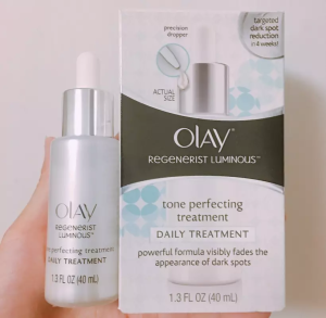 #安利种草"#精华#玉兰油Olay Regenerist新生美白小白瓶精华40ml，海淘158RMB入。据说是平价版小灯泡质地很清爽，好吸收，不粘腻，后续叠加别的也不会搓泥，比较温和，味道有一点香香的，，感觉有一点均匀肤色的效果，性价比蛮高的