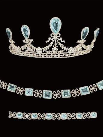 《 Jewels of the Romanovs》由苏富比和佳士得欧洲珠宝部门的专家Stefano Papi执笔，本书包含50张罗曼洛夫王朝的珠宝，介绍了围绕这些珠宝的人与历史，通过这些奢华的珠宝见证了王朝的陨落。