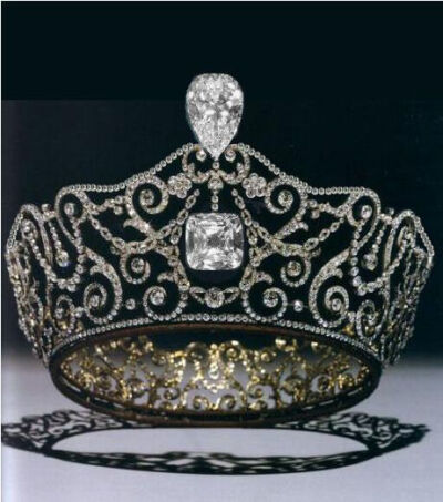 立于1735年的珠宝商，被维多利亚女王颁赐CrownJeweller的美誉，1911年被任命设计玛丽女王的加冕皇冠，以及国王佐治五世於德里杜尔巴宫殿佩戴的印度王冠，Garrard已经为英国六代王朝设计加冕皇冠和首饰，亦负责维护存…