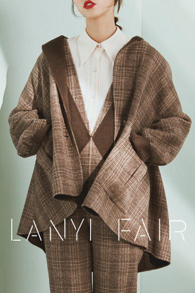 兰奕屋语LANYI FAIR, OVERSIZE格子西服外套，双面羊毛呢，全手缝。很休闲的一款，宽松随意，可以搭配T和牛仔裤，穿出帅气的感觉。 服装设计：兰奕