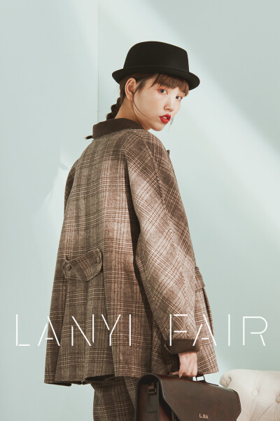 兰奕屋语LANYI FAIR, OVERSIZE格子西服外套，双面羊毛呢，全手缝。很休闲的一款，宽松随意，可以搭配T和牛仔裤，穿出帅气的感觉。 服装设计：兰奕
