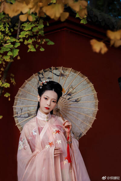 -
三秋色
拒霜一树碧丛丛
两色花开迥不同
疑是酒边西子在
半醒半醉立西风
摄影｜@柳腰轻
脑撕｜@小艾野
汉服｜@菩提雪传统服饰
仙女｜@加加
#汉服写真集##写真##古风摄影##成都约拍##成都汉服约拍##成都写真…