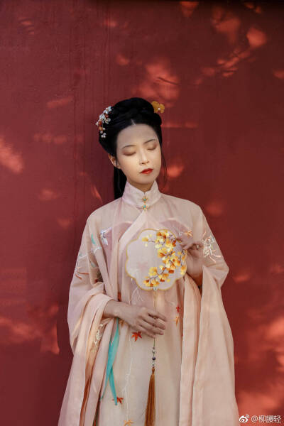 -
三秋色
拒霜一树碧丛丛
两色花开迥不同
疑是酒边西子在
半醒半醉立西风
摄影｜@柳腰轻
脑撕｜@小艾野
汉服｜@菩提雪传统服饰
仙女｜@加加
#汉服写真集##写真##古风摄影##成都约拍##成都汉服约拍##成都写真…