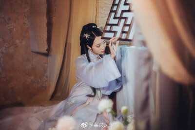 【如梦令】
#李清照诗词拟人化#
知否知否，应是绿肥红瘦；
知否知否，又是一年秋霜去，寒雨冬。
摄影/后期：@徒生轻漫
造型/服装：@花晨月夕汉服租赁云梦
化妆/出境：@蒹葭风晚
场地提供：@欧气爆棚工作室
#…