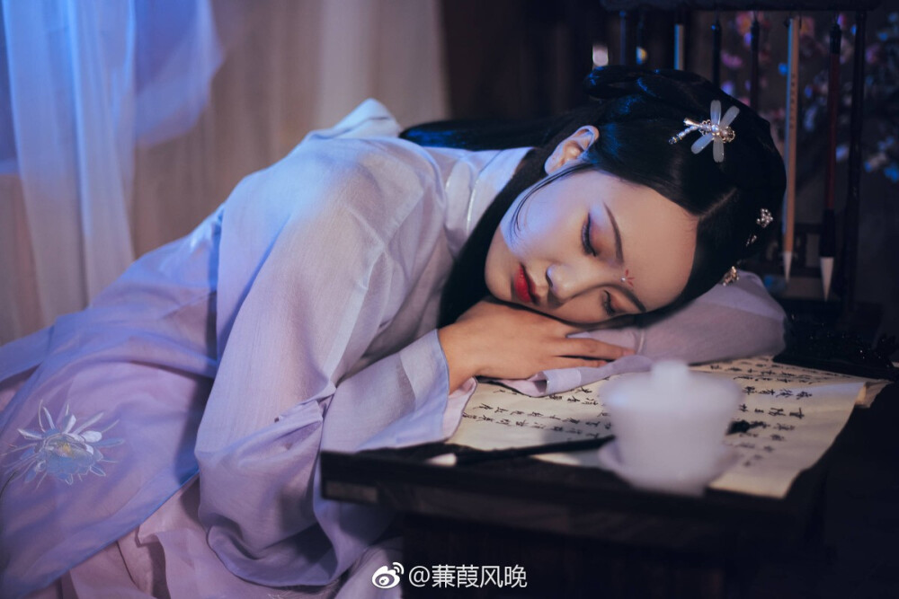 【如梦令】
#李清照诗词拟人化#
知否知否，应是绿肥红瘦；
知否知否，又是一年秋霜去，寒雨冬。
摄影/后期：@徒生轻漫
造型/服装：@花晨月夕汉服租赁云梦
化妆/出境：@蒹葭风晚
场地提供：@欧气爆棚工作室
#西安汉服约拍##西安约拍写真##西安约拍日记##西安汉服##西安校园约拍#