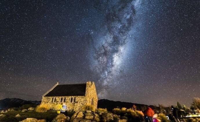 新西兰的特卡波是全球首个申请“星空自然保护区”的小镇。在城市灯光和大气污染日益严重的今天，这样静谧而璀璨的夜空已经是很难见到的了。为了维持这片世界遗产级的夜空美景，特卡波人很早就开始减少了灯光的使用。正是因为当地人的努力，这片星空至今也是如此美丽浪漫！