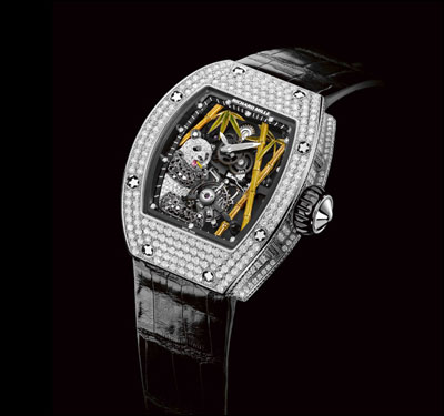 理查德·米勒(Richard Mille)珍稀腕表鉴赏——2011RM 26-01新款熊猫图案珠宝腕表
国内价格 ￥19371000
香港价格 HK$22943000
在2011年日内瓦高级钟表沙龙(SIHH)上，Richard Mille(理查德·米勒)推出陀飞轮RM 026时计，堪称高级钟表与高级珠宝的一次完美结合。2013年，Richard Mille推出熊猫图案的RM 26-01，为RM系列珠宝时计又添一款新品。
RM26-01的陀飞轮机芯底板采用黑色缟玛瑙制成。缟玛瑙为一种带条纹的玉髓，属隐晶石英。黑色缟玛瑙通体皆黑。这种宝石据说有吸收负能量、使佩戴者宁心静气的作用。黑色的缟玛瑙因此被认为据有驱祟辟邪的特质，是和谐与灵气的象征。表上端坐啃竹子的熊猫造型以18K白金打制，满镶钻石和黑蓝宝石，与陀飞轮结合在一起。熊猫身边有几枝黄金雕刻的竹子，代表它的自然栖息地，以手工上色而成。
RM26-01的陀飞轮机芯底板采用黑色缟玛瑙制成，陀飞轮表的材质为18K红金或白金，限量发售30块。