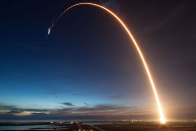 SpaceX Falcon 9 rocket launched and its Brilliant Light Over SoCal Skies。 the Twilight Effect（暮光效应）。此时火箭正飞出晨昏线，水汽凝结尾迹，被太阳照亮。