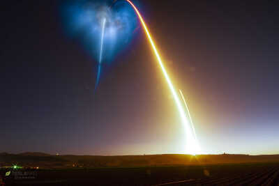 SpaceX Falcon 9 rocket launched and its Brilliant Light Over SoCal Skies。 the Twilight Effect（暮光效应）。此时火箭正飞出晨昏线，水汽凝结尾迹，被太阳照亮。