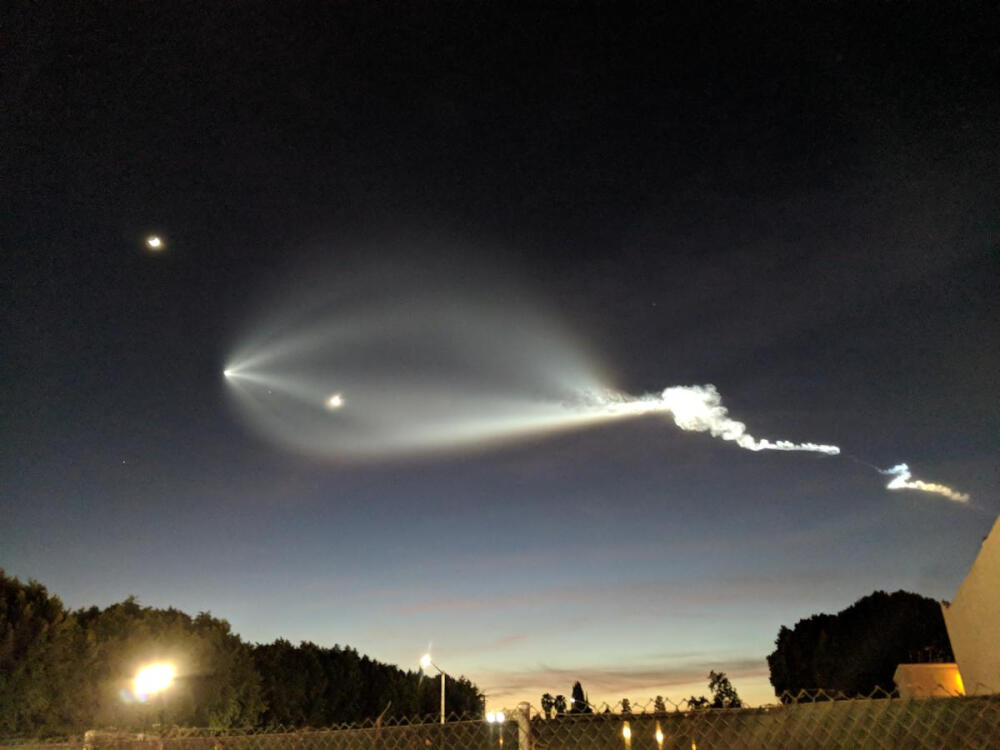 SpaceX Falcon 9 rocket launched and its Brilliant Light Over SoCal Skies。 the Twilight Effect（暮光效应）。此时火箭正飞出晨昏线，水汽凝结尾迹，被太阳照亮。