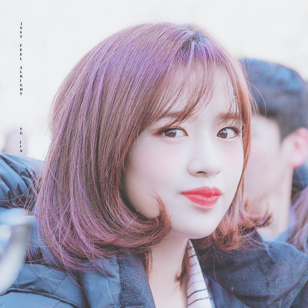 “她站在那里，指尖搭上窗棂，便是一窗春景。若再转身轻笑，眉目含情，我便销骨葬水乡，大梦不醒。”