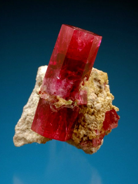 10种宝石比钻石更珍贵之——红色绿柱石(Red Beryl)
红色绿柱石(Red Beryl)，又名红桃色绿玉（Bixbite），是一种罕见的宝石，其浓烈的色彩是由宝石内部的锰元素导致的。目前发现的天然红桃色绿玉主要分布在美国犹他州托马斯山和沃沃山的流纹岩中。红色绿柱石首次被人提到是在1904年，当时矿物专家认为它与翡翠及蓝宝石类似，因而又名红翡翠、血翡翠，但其实它却比这2种宝石都还要稀有。红色绿柱石仅分布于美国犹他州及新墨西哥州；由于开采十分困难，红色绿柱石没有做成珠宝饰品的经济价值。要开采出1克拉的红色绿柱石，就得花费1万美元(约台币30万元)成本，它如此珍贵稀有也就不足为奇了。