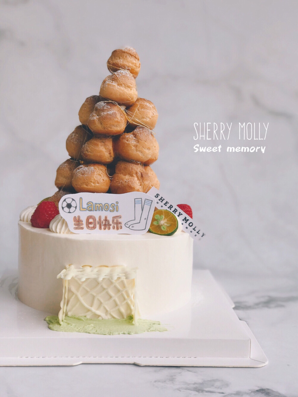 #SHERRY Molly家の下午茶#—『原味泡芙塔cake』老客人给老公订的生日cake～说他喜欢踢足球⚽️ 所以非常努力做了一个球框装饰cake耶 Molly在小插牌上画了足球和足球袜～满足客人吃到好吃的cake之余 还满足了足球爱好者的小愿望呢～