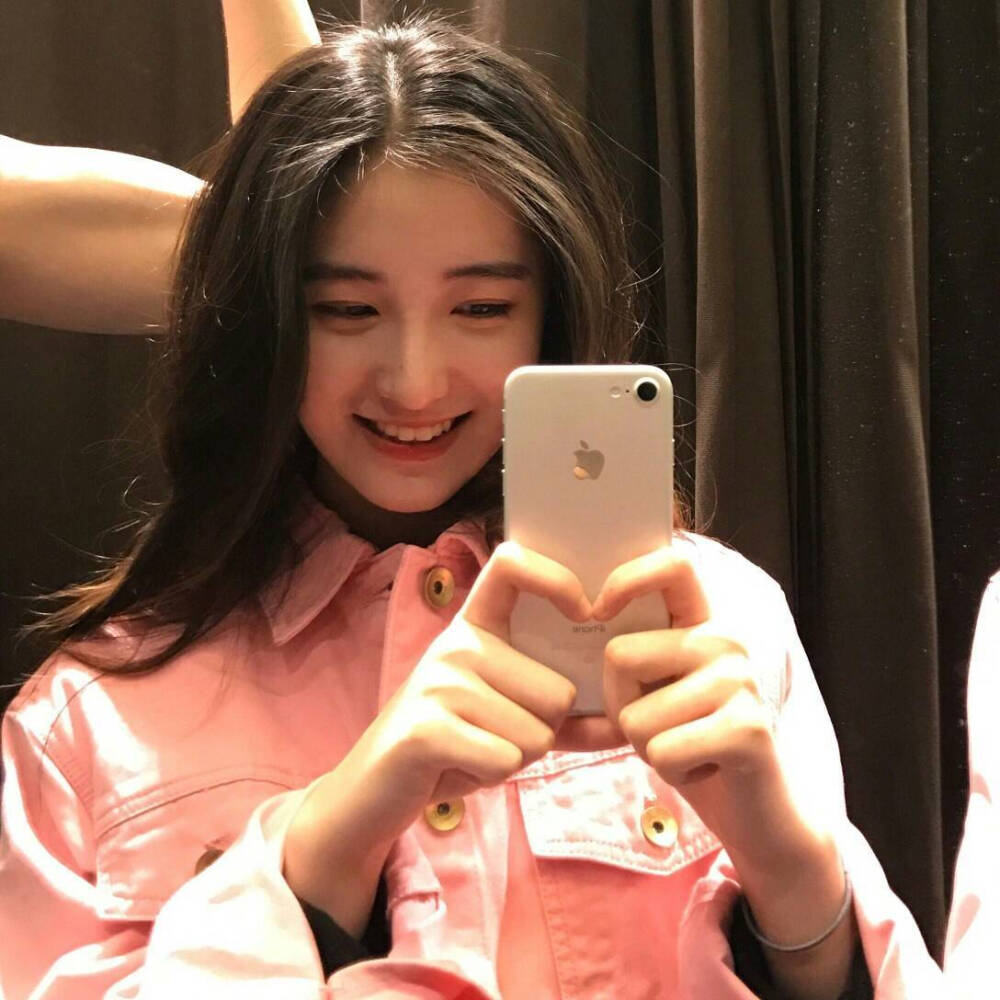 女头
（图源微博@情侣头像女无水印高清iphone壁纸）