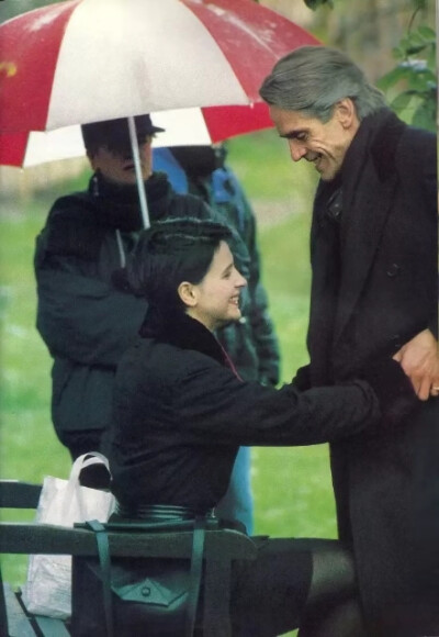 朱丽叶比诺什.杰瑞米艾恩斯
1992年《烈火情人》.演完路易马勒导演的此片，朱丽叶的清纯似乎一去不复返了。