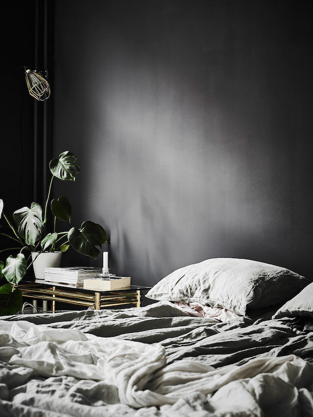 黑色的卧室总是让我觉得它就好比以为成熟稳重的公司总裁，似乎还带有一股神秘感，也让人不由得感到安静祥和。不喜欢全屋都是黑色，也可以在房间里摆上一些亮色的装饰物，这样就可以丰富整个空间的色彩了。看完这些图片，你想拥有一个黑色卧室嘛？