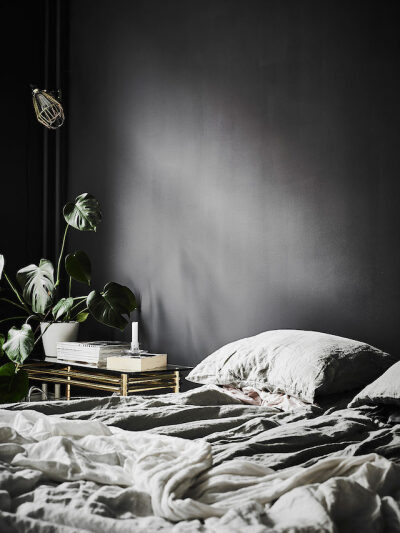 黑色的卧室总是让我觉得它就好比以为成熟稳重的公司总裁，似乎还带有一股神秘感，也让人不由得感到安静祥和。不喜欢全屋都是黑色，也可以在房间里摆上一些亮色的装饰物，这样就可以丰富整个空间的色彩了。看完这些图…