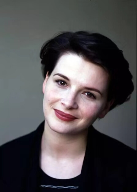 朱丽叶比诺什
法国前总统密特朗1993年邀情她共进晚餐，此前密特朗对媒界宣称：朱丽叶是他梦寐以求的情人，有朝一日希望得到她的深情之吻，不过朱丽叶拒绝了他的邀约。