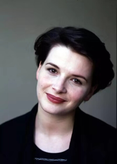 朱丽叶比诺什
法国前总统密特朗1993年邀情她共进晚餐，此前密特朗对媒界宣称：朱丽叶是他梦寐以求的情人，有朝一日希望得到她的深情之吻，不过朱丽叶拒绝了他的邀约。