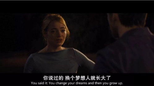 一个朋友说，追了她很久的那个男孩今天结婚了。我说，你想怎样啊，喜欢了你五年你都无动于衷。她说她去参加了婚礼，新娘很漂亮。新郎也很帅。好像第一次觉得他原来也是蛮有魅力的。怎么当初没发觉呢。她说原本觉得自己从来没有爱上过他。但是在新郎新娘交换戒指的那一刻，她的心疼了一下。她说，最难过的不是你爱的人不爱你，而是那个爱了你很多年的人转身离去。当你看见那个说爱你一辈子说等你一辈子的人， 给另一个女孩的无名指带上戒指的时候。你能听见自己心碎的声音。今天的主角不是你。不管她是不是灰姑娘，今天的公主都不是你。由于那时他没有手机，为了能给她打电话。他要走很远的路去附近的公用电话亭。冬天飘着雪很冷。她还不耐烦的说