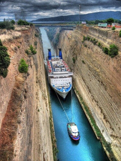 【科林斯运河】Corinth Canal, Corinth, Greece。希腊的科林斯运河接通爱奥尼亚海和爱琴海，不知道在船上的人会看到怎么样的壮观景象，好想坐一次看看~