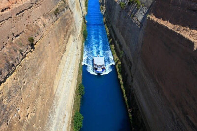 【科林斯运河】Corinth Canal, Corinth, Greece。希腊的科林斯运河接通爱奥尼亚海和爱琴海，不知道在船上的人会看到怎么样的壮观景象，好想坐一次看看~