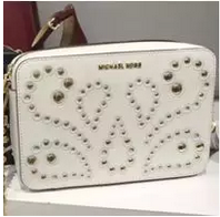 第一款：磨砂真皮Cary小号水桶包
品牌：MICHAEL KORS MK（迈克科尔斯）
颜色：黄色、黑色两款
尺寸：22*22*12cm
第二款：皮质镂空花纹单肩包
品牌：MICHAEL KORS MK（迈克科尔斯）
颜色：白色、黑色两款
尺寸：22*1…