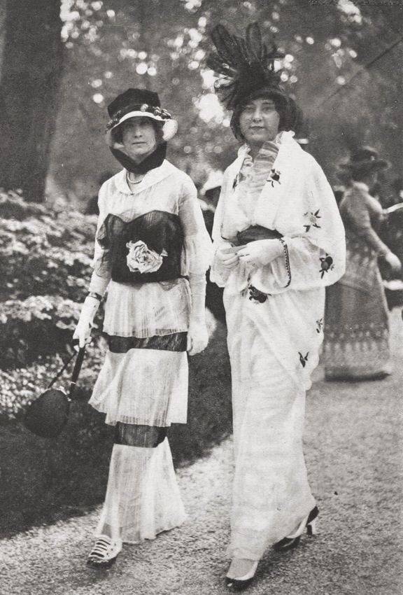  一些1910年代前期老照片中的淑女们，她们的衣着反映出当时追求新巧的时尚，这是个时装设计百花齐放的美丽时代，各种奇妙的风格层出不穷。 ​​​