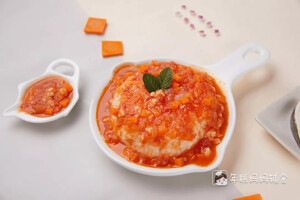 西红柿炖鳕鱼配软饭
月龄：11M+
食材：西红柿1个、鳕鱼一块、软饭、胡萝卜10g、洋葱10g、植物油少许、柠檬一片
步骤：1-将鳕鱼洗净去皮，去刺，切成丁，在鳕鱼上放一片柠檬，放置一会儿去腥
2-将胡萝卜洗净去皮，切成丁；洋葱洗净，切碎末
3-将西红柿洗净去皮，切成块状，打成泥
4-锅中刷入少许植物油，待锅热后，倒入洋葱煸炒香
5-继续倒入西红柿泥，翻炒1分钟左右
6-加入适量清水、胡萝卜用大火煮沸后调小火，边煮边搅拌均匀至食材熟软
7-加入鳕鱼丁，小火煮3-5分钟左右盛出，浇在香喷喷的软饭上，就完成啦