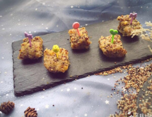 藜麦南瓜蒸糕
月龄：11M+
食材：南瓜，藜麦，玉米淀粉
步骤：1、藜麦提前两个小时浸泡，煮至粘稠，盛出冷却
2、南瓜切块蒸熟，捣成泥，和藜麦粥搅拌均匀，放凉
3、加入淀粉和清水搅拌均匀
4、取一个容器铺上硅油纸，倒入藜麦南瓜泥，铺平，震出小气泡
5、上锅蒸熟即可